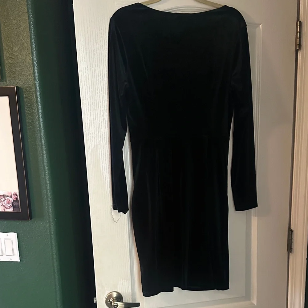 Elegant Dark Green Velvet Dress - Picture 3 of 3